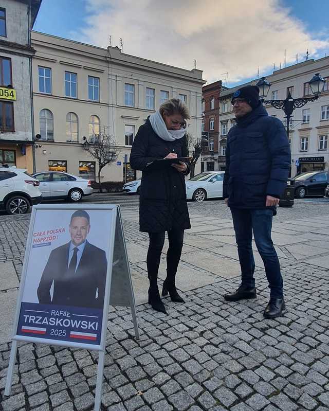 [FOTO] Działacze Koalicji Obywatelskiej zbierali podpisy na listach poparcia dla Rafała Trzaskowskiego