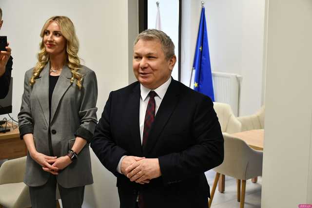 [WIDEO/FOTO] Świdnica z nowym biurem parlamentarnym. Poseł Robert Jagła o swoich priorytetach