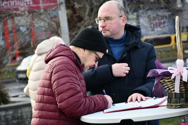 [WIDEO/FOTO] Parlamentarzyści PiS zbierali podpisy na listach poparcia dla Karola Nawrockiego