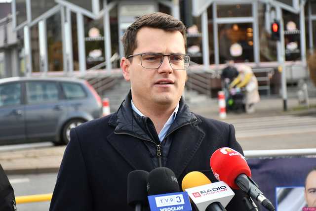 [WIDEO/FOTO] Parlamentarzyści PiS zbierali podpisy na listach poparcia dla Karola Nawrockiego