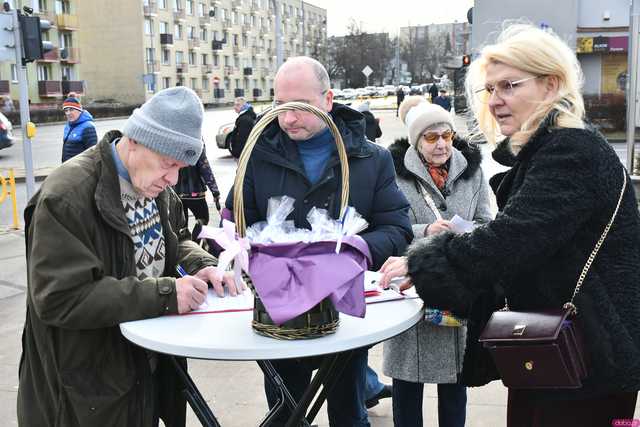 [WIDEO/FOTO] Parlamentarzyści PiS zbierali podpisy na listach poparcia dla Karola Nawrockiego