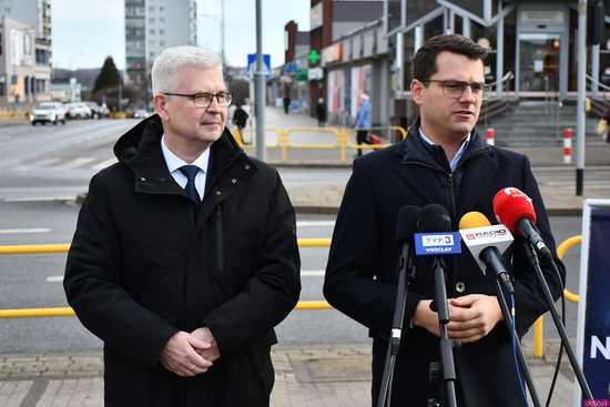 [WIDEO/FOTO] Parlamentarzyści PiS zbierali podpisy na listach poparcia dla Karola Nawrockiego