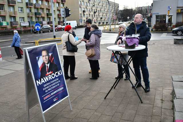 [WIDEO/FOTO] Parlamentarzyści PiS zbierali podpisy na listach poparcia dla Karola Nawrockiego