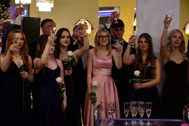 [WIDEO/FOTO] Ten wieczór zapamiętają na zawsze! Studniówka strzegomskiego LO
