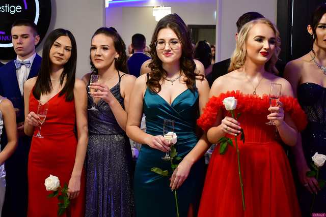 [WIDEO/FOTO] Ten wieczór zapamiętają na zawsze! Studniówka strzegomskiego LO