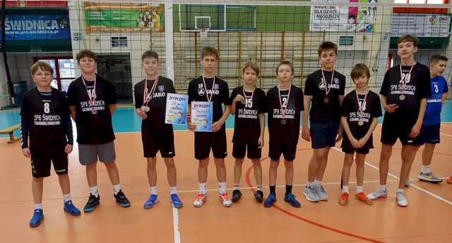 [FOTO] Chłopcy z klas 6 rywalizowali w siatkarskim turnieju czwórek