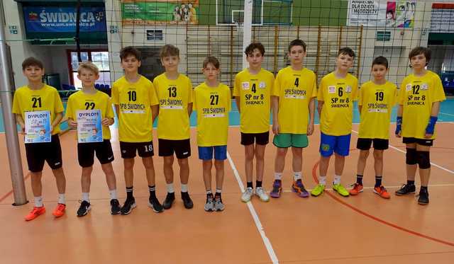 [FOTO] Chłopcy z klas 6 rywalizowali w siatkarskim turnieju czwórek