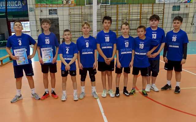 [FOTO] Chłopcy z klas 6 rywalizowali w siatkarskim turnieju czwórek