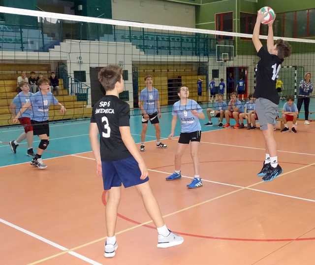 [FOTO] Chłopcy z klas 6 rywalizowali w siatkarskim turnieju czwórek