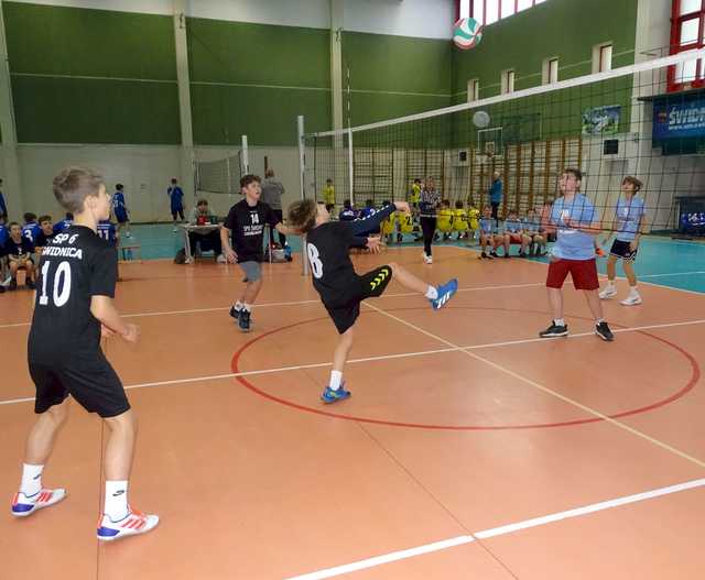 [FOTO] Chłopcy z klas 6 rywalizowali w siatkarskim turnieju czwórek