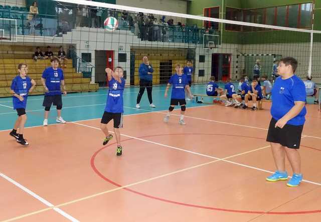 [FOTO] Chłopcy z klas 6 rywalizowali w siatkarskim turnieju czwórek