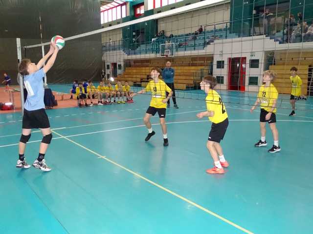 [FOTO] Chłopcy z klas 6 rywalizowali w siatkarskim turnieju czwórek