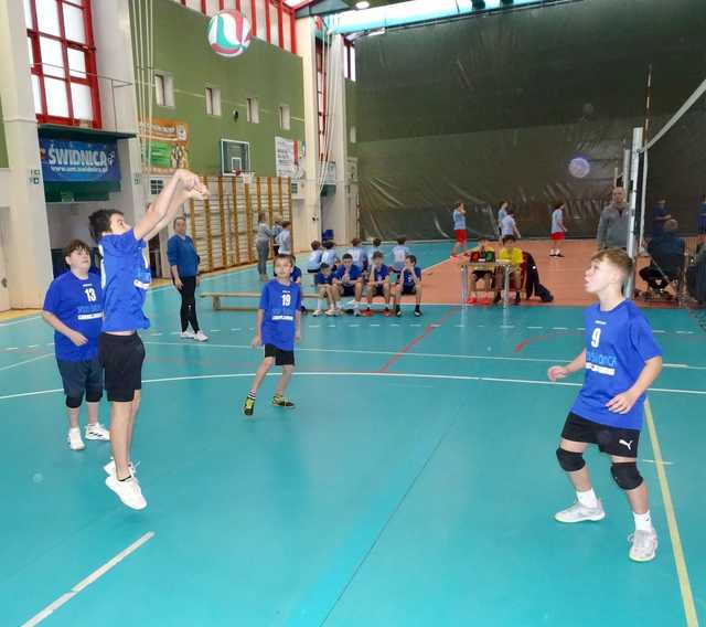 [FOTO] Chłopcy z klas 6 rywalizowali w siatkarskim turnieju czwórek