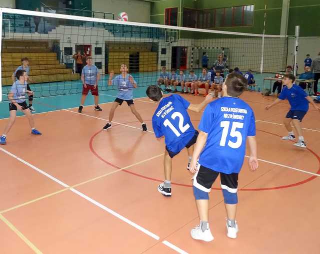 [FOTO] Chłopcy z klas 6 rywalizowali w siatkarskim turnieju czwórek