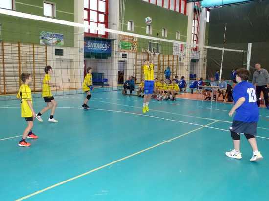 [FOTO] Chłopcy z klas 6 rywalizowali w siatkarskim turnieju czwórek