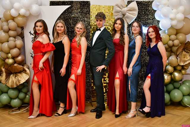 [WIDEO/FOTO] Ależ to był bal! Studniówka maturzystów ze świdnickiego Banacha 