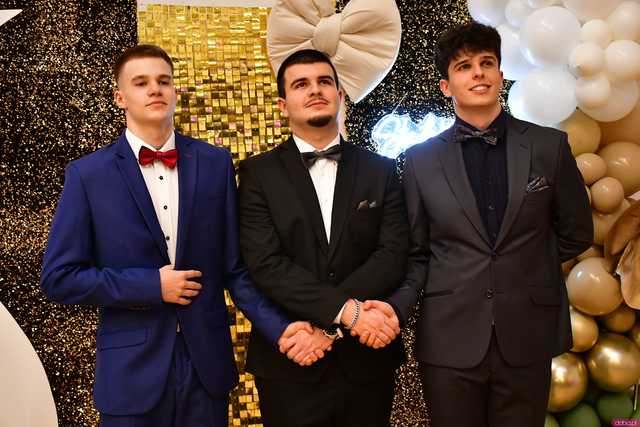 [WIDEO/FOTO] Ależ to był bal! Studniówka maturzystów ze świdnickiego Banacha 