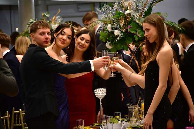 [WIDEO/FOTO] Ależ to był bal! Studniówka maturzystów ze świdnickiego Banacha 