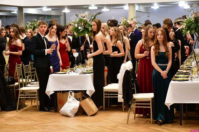 [WIDEO/FOTO] Ależ to był bal! Studniówka maturzystów ze świdnickiego Banacha 