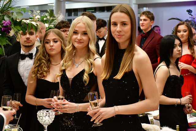 [WIDEO/FOTO] Ależ to był bal! Studniówka maturzystów ze świdnickiego Banacha 