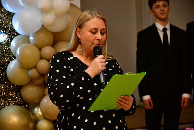 [WIDEO/FOTO] Ależ to był bal! Studniówka maturzystów ze świdnickiego Banacha 
