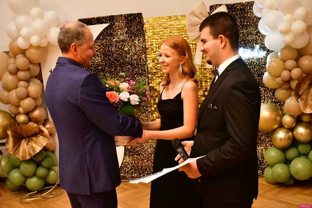 [WIDEO/FOTO] Ależ to był bal! Studniówka maturzystów ze świdnickiego Banacha 