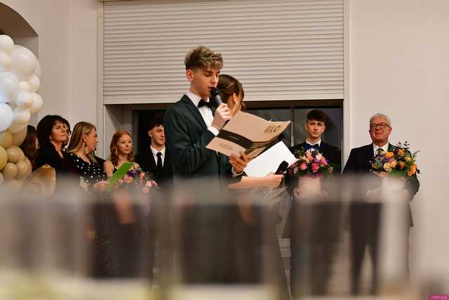 [WIDEO/FOTO] Ależ to był bal! Studniówka maturzystów ze świdnickiego Banacha 