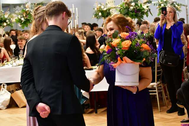 [WIDEO/FOTO] Ależ to był bal! Studniówka maturzystów ze świdnickiego Banacha 