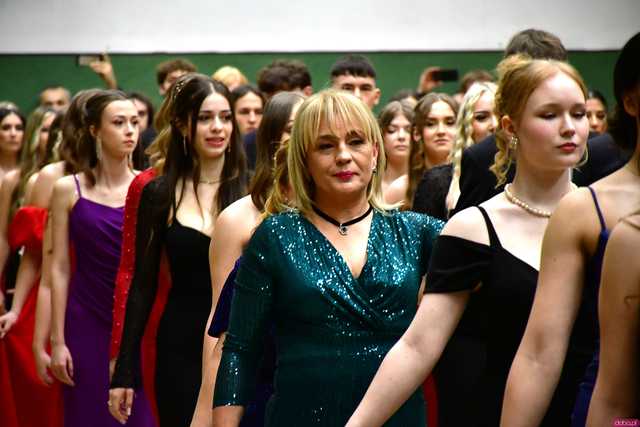 [WIDEO/FOTO] Ależ to był bal! Studniówka maturzystów ze świdnickiego Banacha 