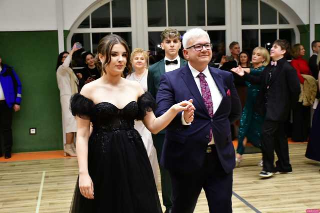 [WIDEO/FOTO] Ależ to był bal! Studniówka maturzystów ze świdnickiego Banacha 