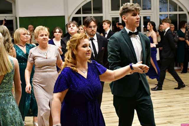 [WIDEO/FOTO] Ależ to był bal! Studniówka maturzystów ze świdnickiego Banacha 