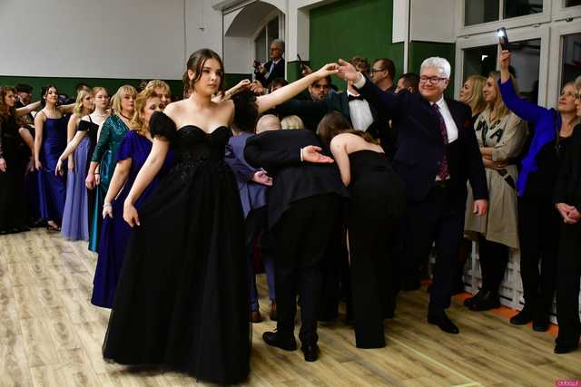[WIDEO/FOTO] Ależ to był bal! Studniówka maturzystów ze świdnickiego Banacha 