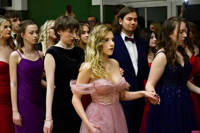[WIDEO/FOTO] Ależ to był bal! Studniówka maturzystów ze świdnickiego Banacha 