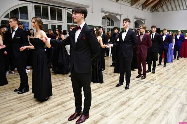 [WIDEO/FOTO] Ależ to był bal! Studniówka maturzystów ze świdnickiego Banacha 