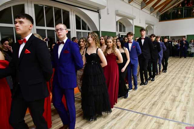 [WIDEO/FOTO] Ależ to był bal! Studniówka maturzystów ze świdnickiego Banacha 