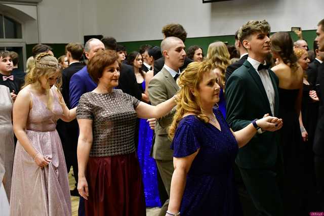 [WIDEO/FOTO] Ależ to był bal! Studniówka maturzystów ze świdnickiego Banacha 