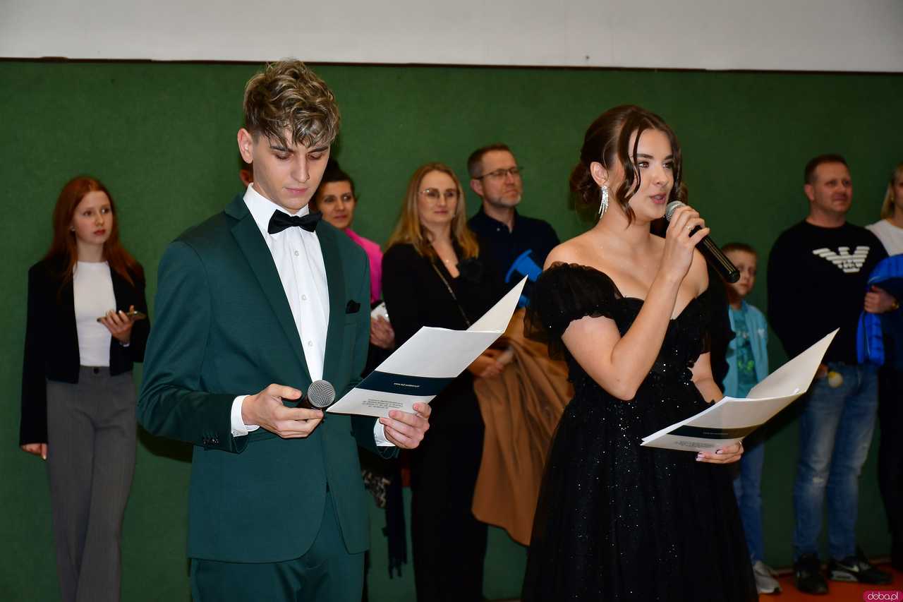 [WIDEO/FOTO] Ależ to był bal! Studniówka maturzystów ze świdnickiego Banacha 