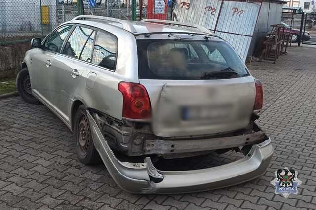 Z impetem wjechał na targowisko uszkadzając elewacje. Miał blisko 3 promile