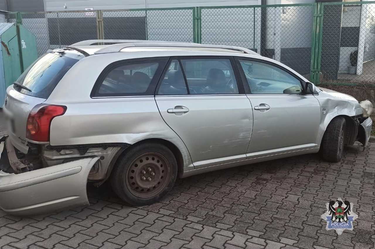 Z impetem wjechał na targowisko uszkadzając elewacje. Miał blisko 3 promile