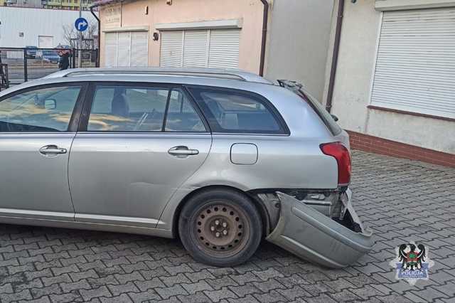 Z impetem wjechał na targowisko uszkadzając elewacje. Miał blisko 3 promile
