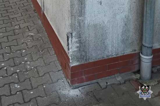 Z impetem wjechał na targowisko uszkadzając elewacje. Miał blisko 3 promile