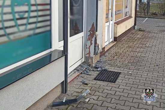 Z impetem wjechał na targowisko uszkadzając elewacje. Miał blisko 3 promile