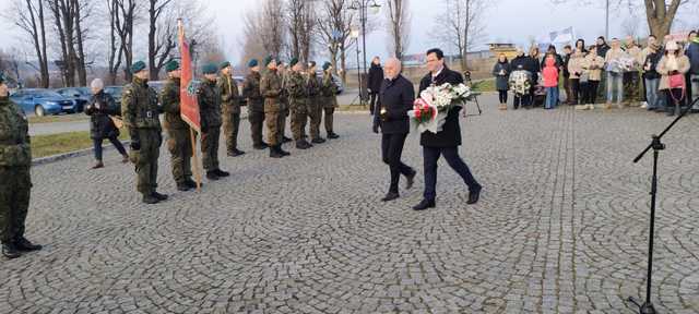 [FOTO] Upamiętnili więźniarki obozu AL Graben. I Marsz Pamięci przeszedł ulicami Strzegomia