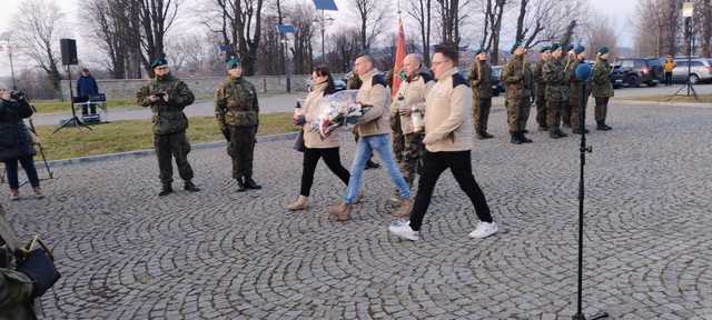 [FOTO] Upamiętnili więźniarki obozu AL Graben. I Marsz Pamięci przeszedł ulicami Strzegomia