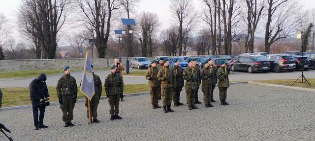 [FOTO] Upamiętnili więźniarki obozu AL Graben. I Marsz Pamięci przeszedł ulicami Strzegomia