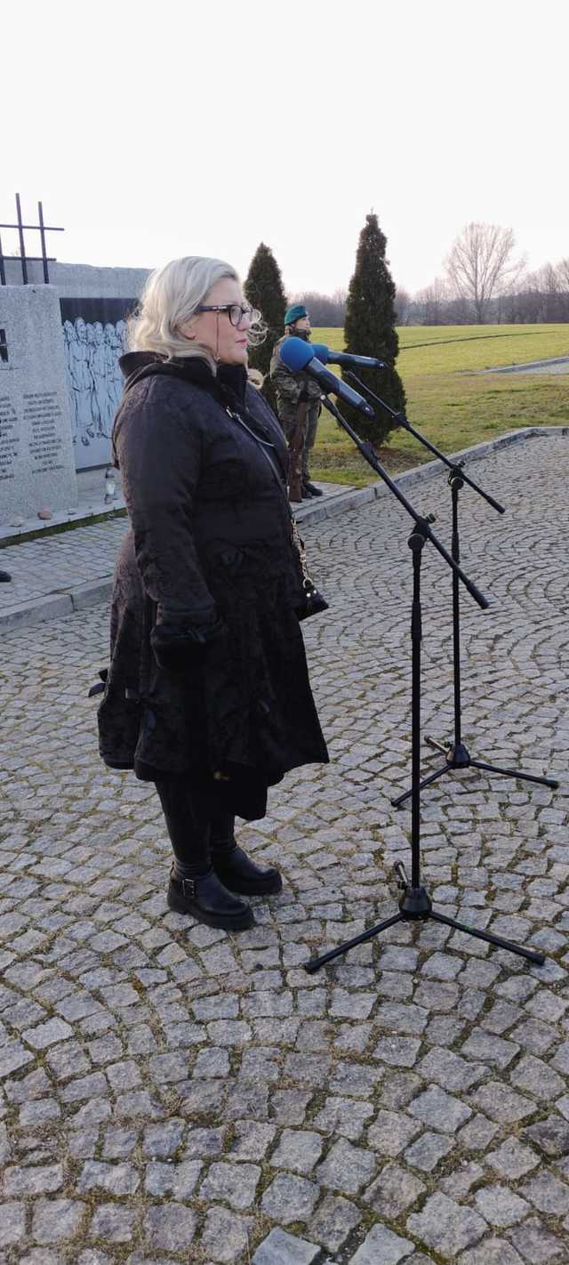 [FOTO] Upamiętnili więźniarki obozu AL Graben. I Marsz Pamięci przeszedł ulicami Strzegomia