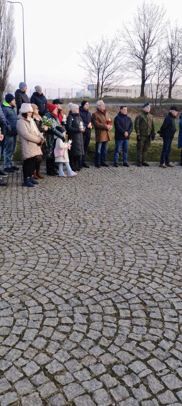 [FOTO] Upamiętnili więźniarki obozu AL Graben. I Marsz Pamięci przeszedł ulicami Strzegomia