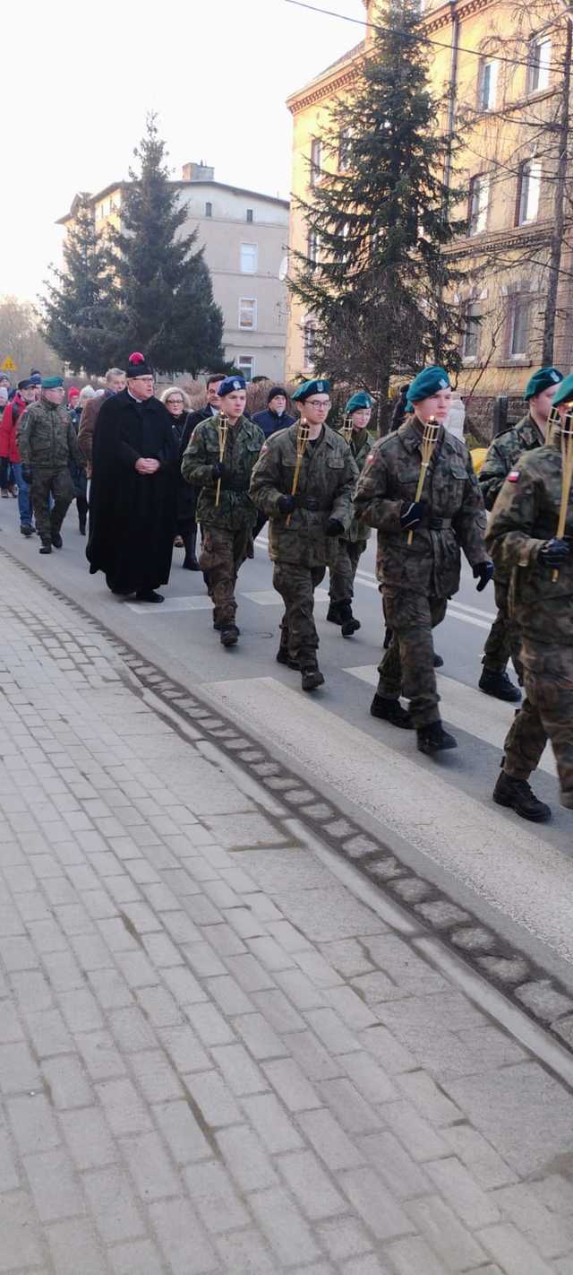 [FOTO] Upamiętnili więźniarki obozu AL Graben. I Marsz Pamięci przeszedł ulicami Strzegomia