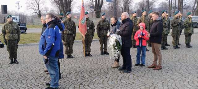 [FOTO] Upamiętnili więźniarki obozu AL Graben. I Marsz Pamięci przeszedł ulicami Strzegomia
