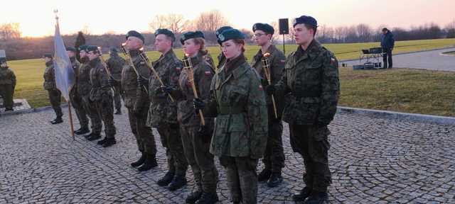 [FOTO] Upamiętnili więźniarki obozu AL Graben. I Marsz Pamięci przeszedł ulicami Strzegomia